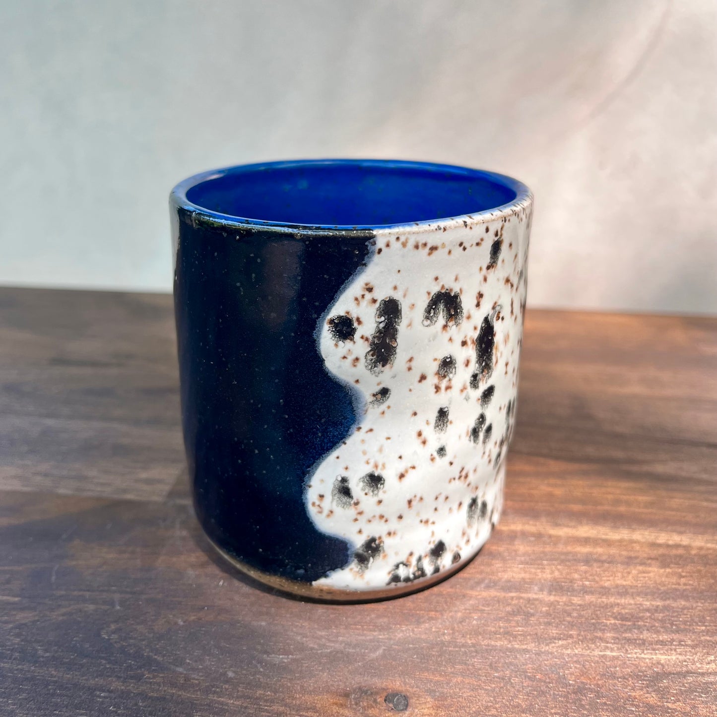 thumbprint tumbler - black/white spotted waves