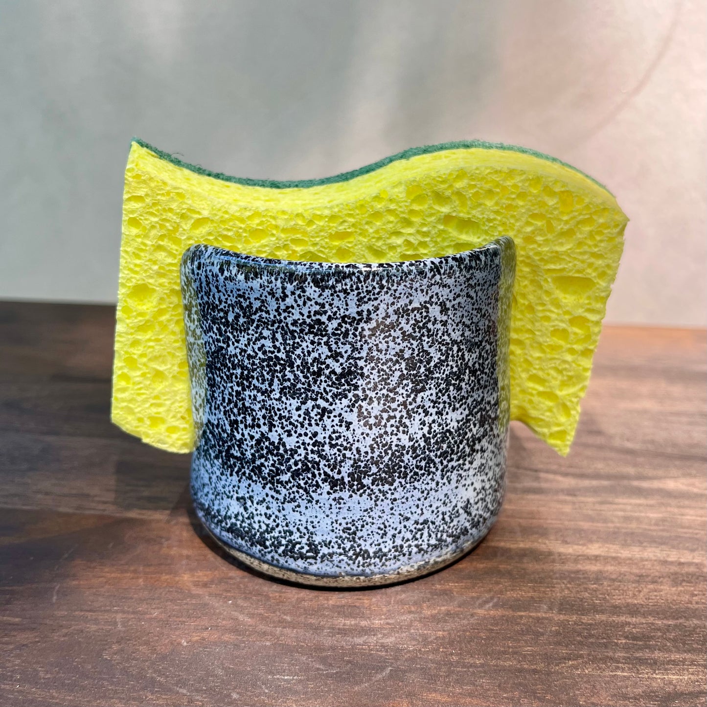 sponge holder - white with black spots