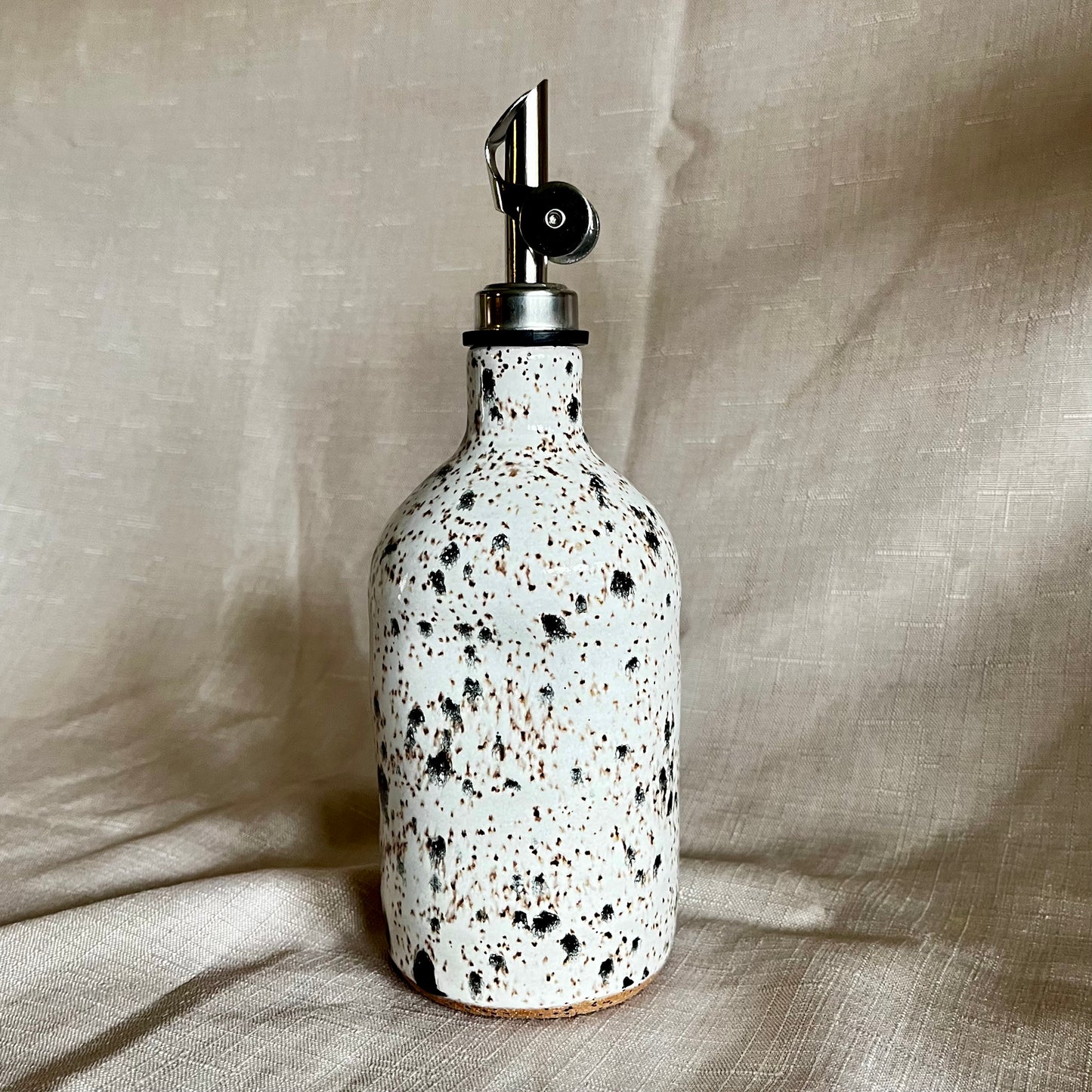 large olive oil bottle - black/white