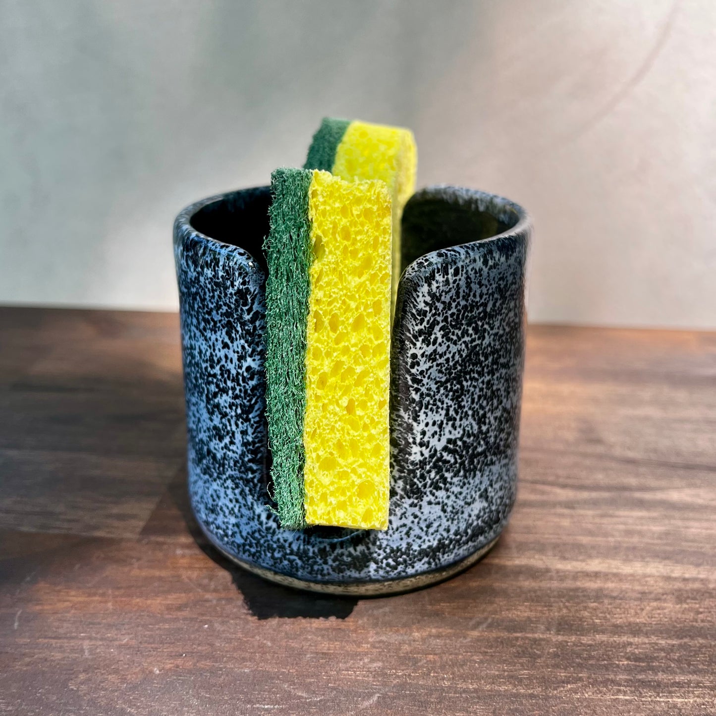 sponge holder - white with black spots