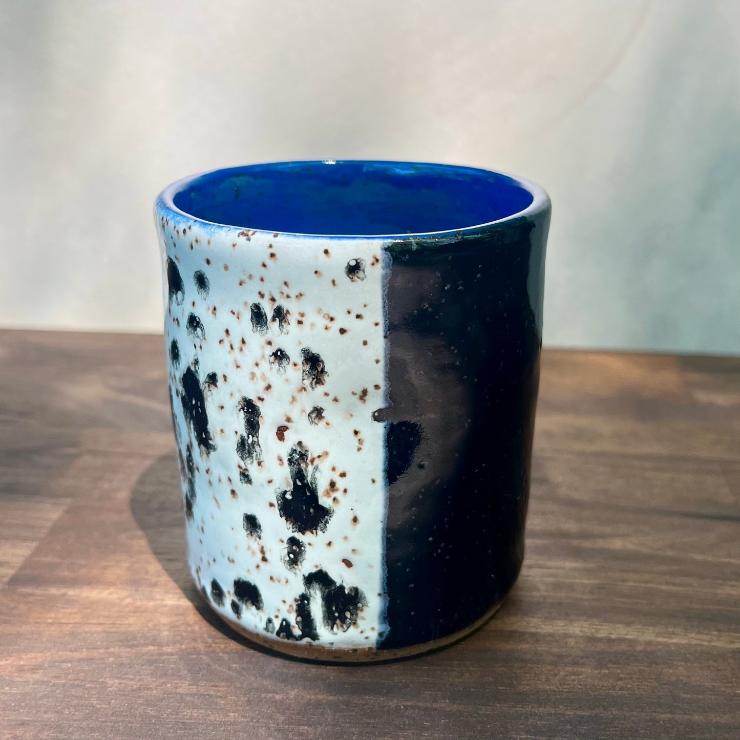 thumbprint tumbler - blue/black/white spots