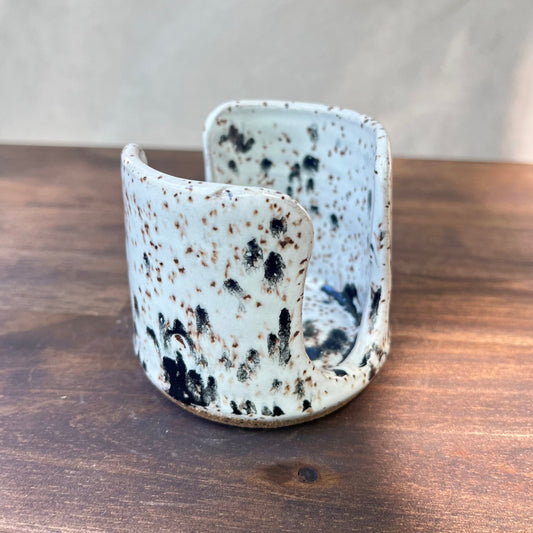 sponge holder - white with black spots