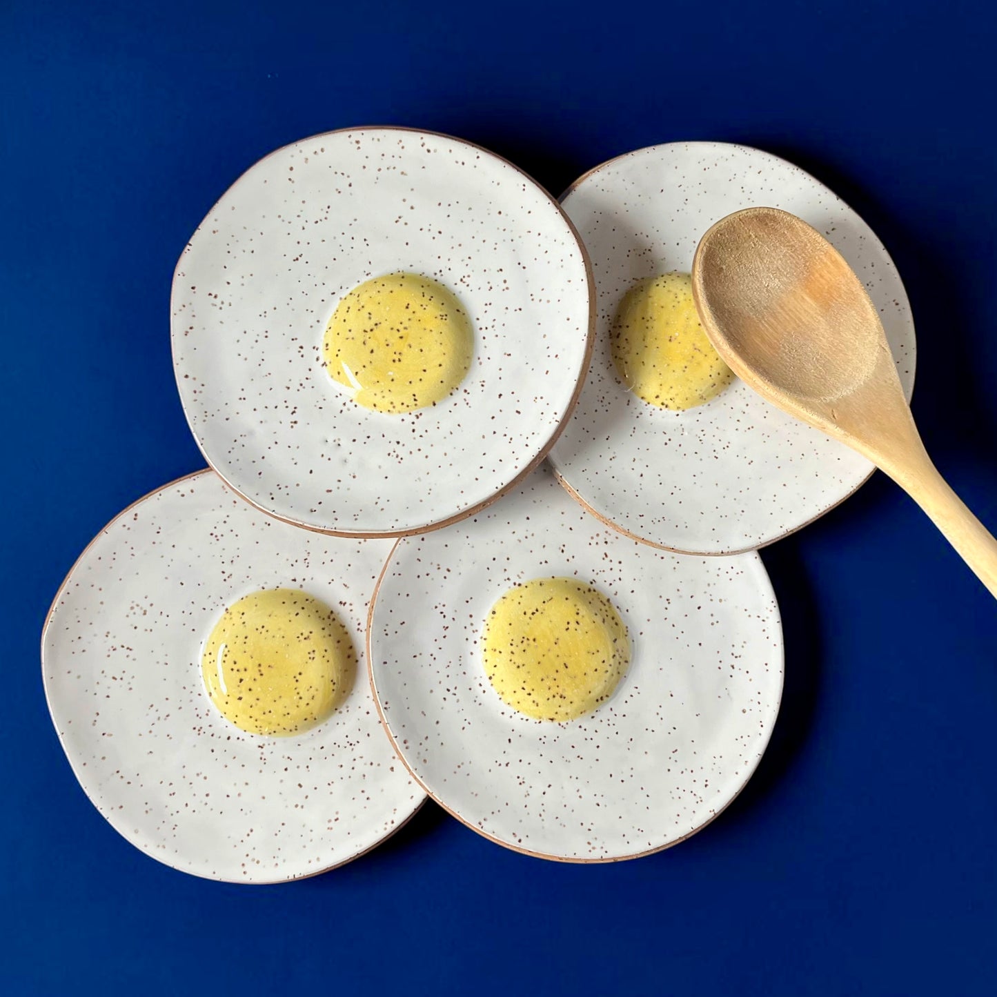 egg dish/spoon rest
